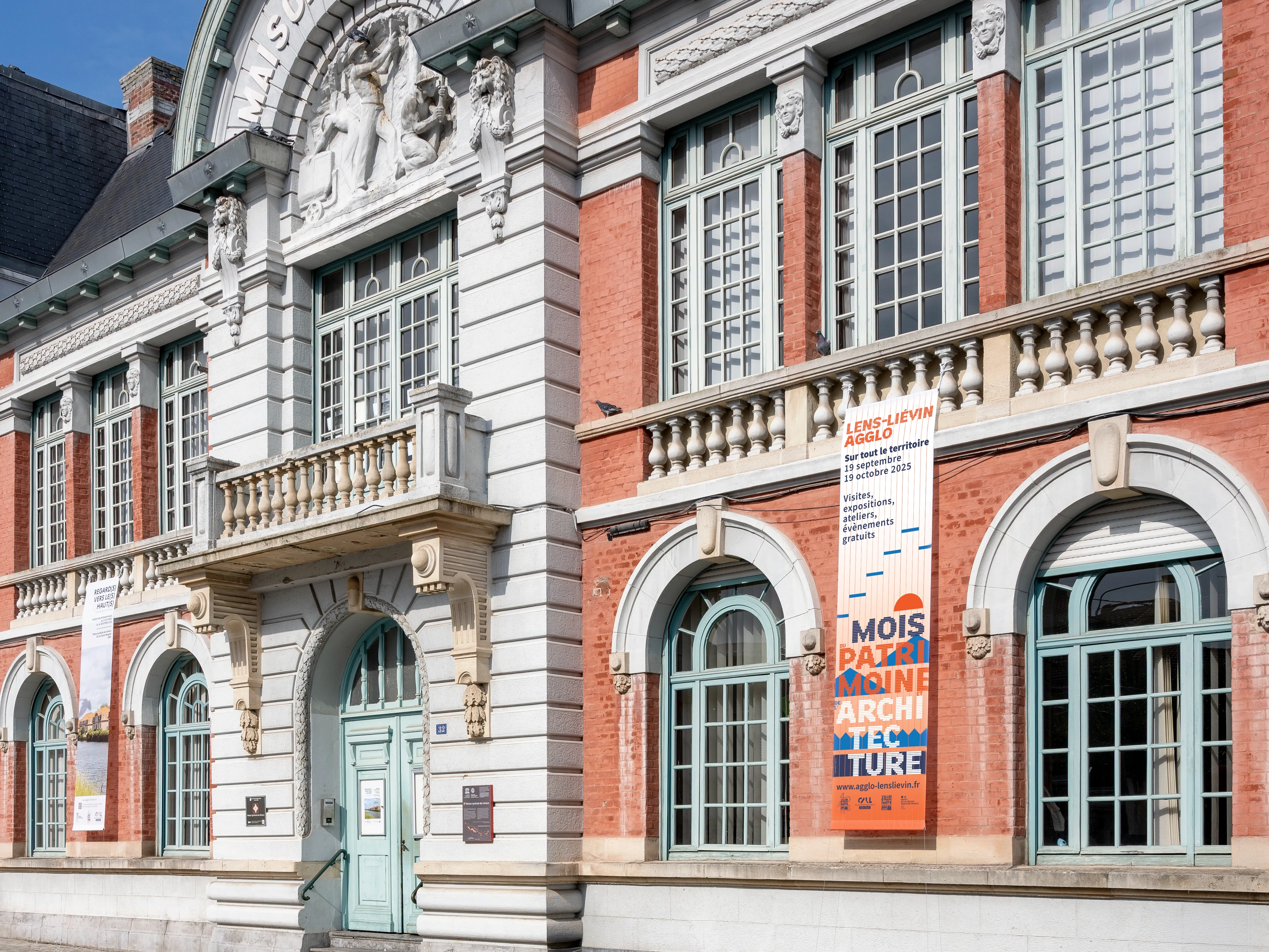 Bannière du Mois du patrimoine et d  l'architecture sur la façade de la Maison syndicale des mineurs à Lens