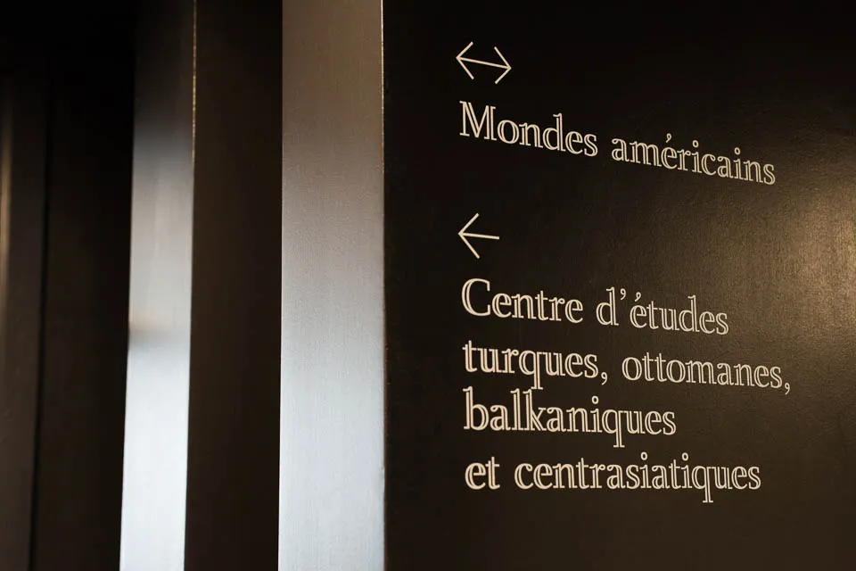 Signalétique typographique de l’EHESS au 54 boulevard Raspail